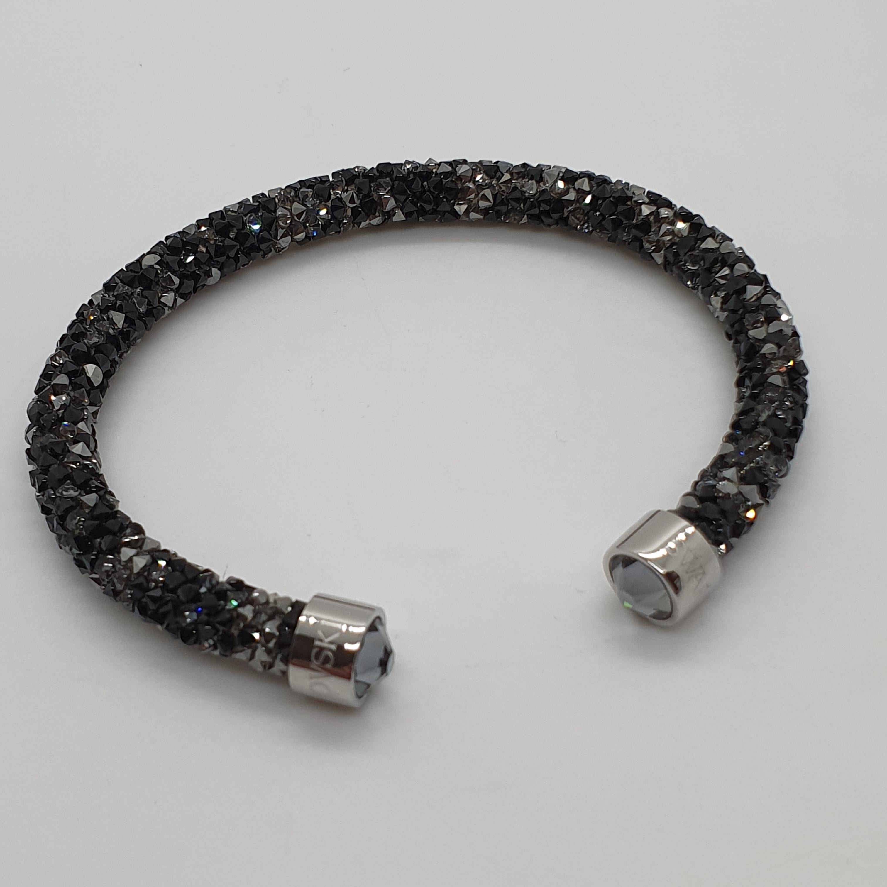 SWAROVSKI Crystaldust Armreif Größe M Schwarz Dunkelgrau 5250065 oU