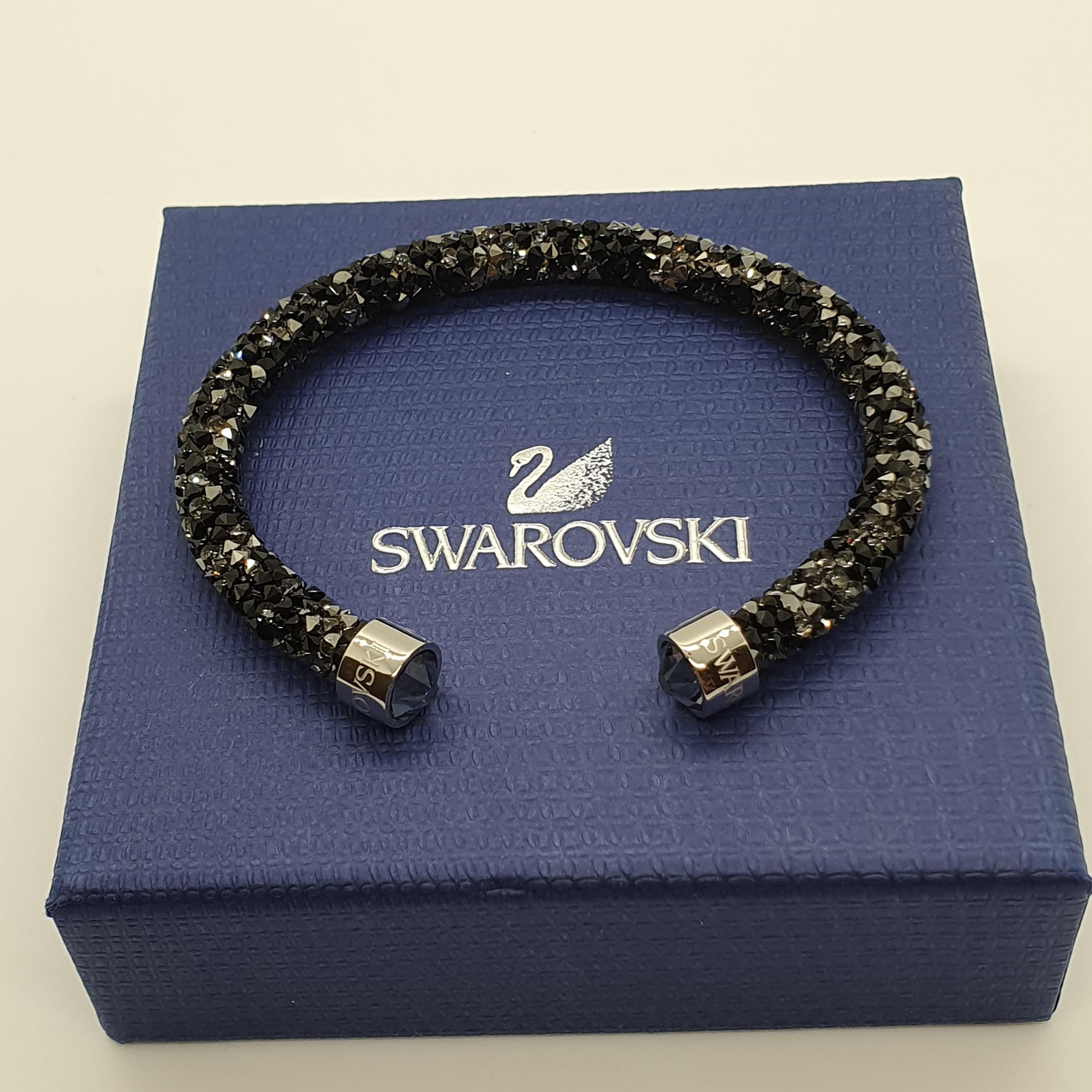 SWAROVSKI Crystaldust Armreif Größe M Schwarz Dunkelgrau 5250065 oU