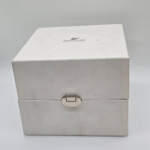Lade das Bild in den Galerie-Viewer, SWAROVSKI Taube auf Weltkugel UNICEF 2000 Millenium Planet 238985
