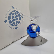 Lade das Bild in den Galerie-Viewer, SWAROVSKI Taube auf Weltkugel UNICEF 2000 Millenium Planet 238985
