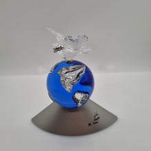 Lade das Bild in den Galerie-Viewer, SWAROVSKI Taube auf Weltkugel UNICEF 2000 Millenium Planet 238985
