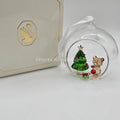 SWAROVSKI Weihnachtskugel Weihnachtsszene Teddybär 5533942