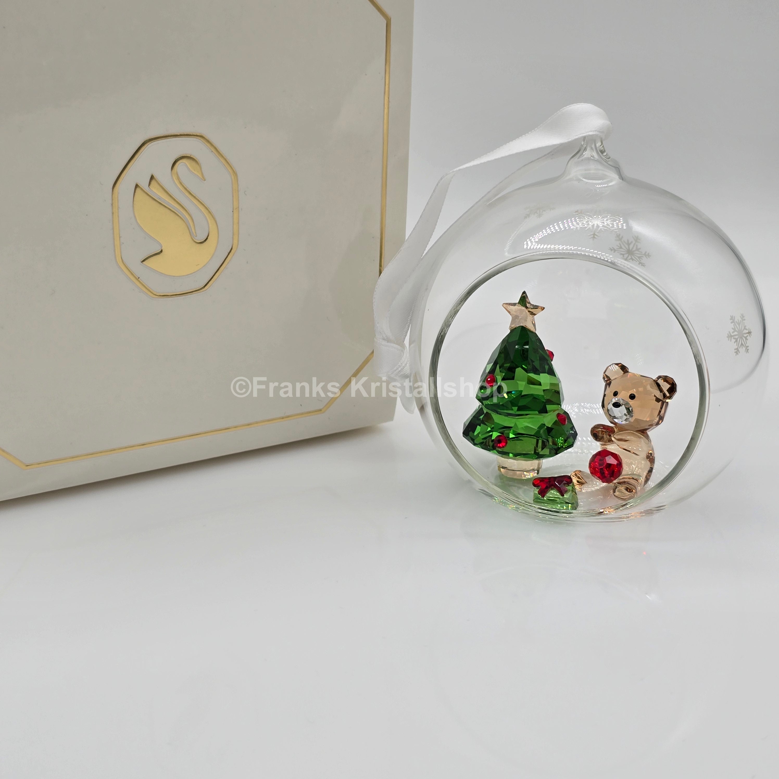 SWAROVSKI Weihnachtskugel Weihnachtsszene Teddybär 5533942