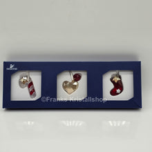 Lade das Bild in den Galerie-Viewer, SWAROVSKI Weihnachtsstrumpf, Herz, Zuckerstangen Ornament Set 1054670
