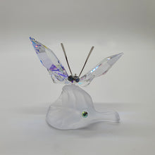 Lade das Bild in den Galerie-Viewer, SWAROVSKI Funkelnder Schmetterling auf Blatt 1113559
