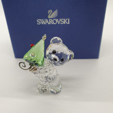 Lade das Bild in den Galerie-Viewer, SWAROVSKI Kris Bär Weihnachten 2011 mit Weihnachtsbaum 1091815
