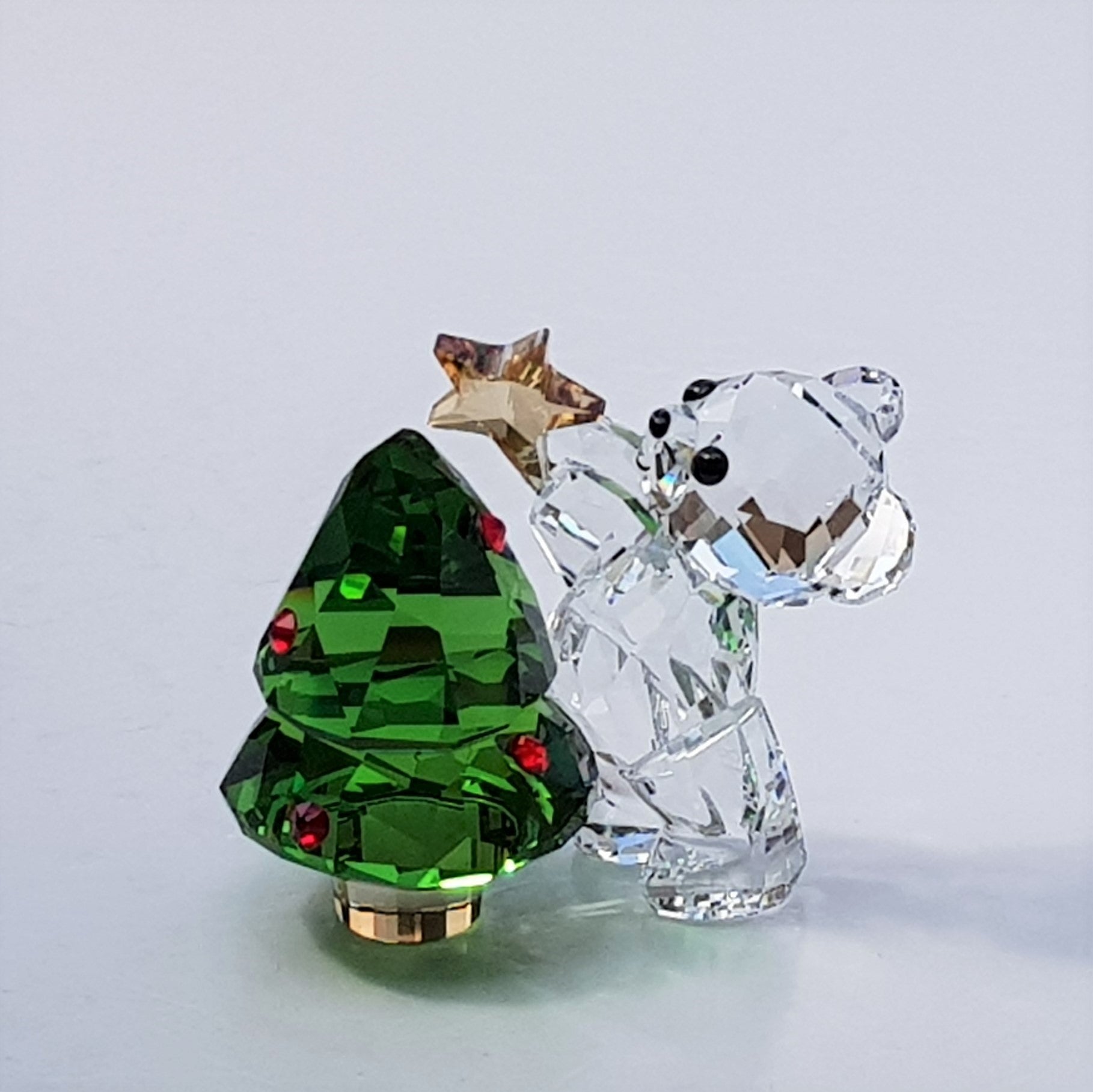 SWAROVSKI Kris Bär Weihnachten 2018 mit Weihnachtsbaum 5399267