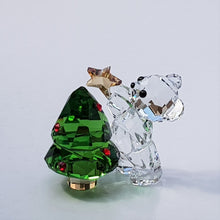 Lade das Bild in den Galerie-Viewer, SWAROVSKI Kris Bär Weihnachten 2018 mit Weihnachtsbaum 5399267
