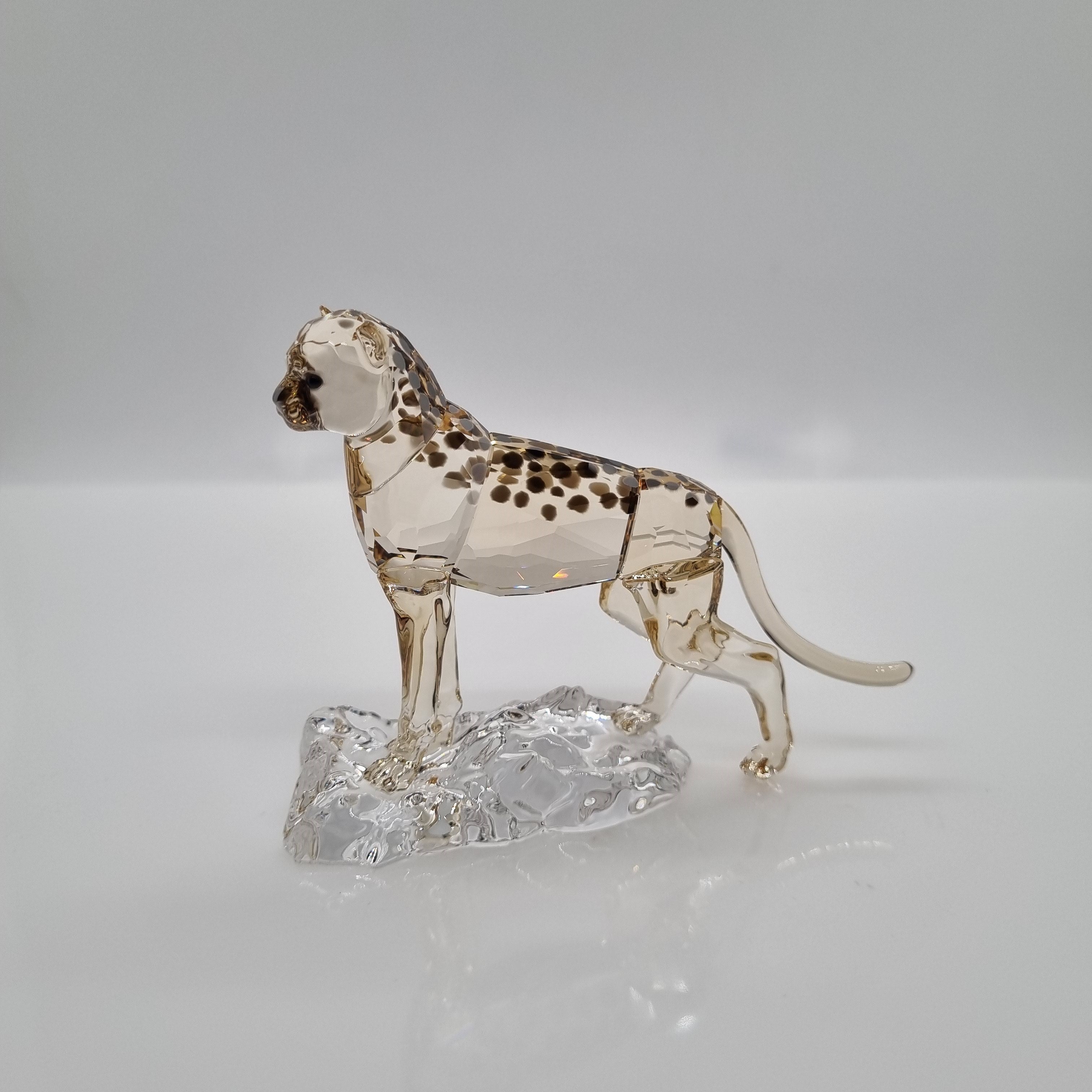 SWAROVSKI SCS Jahresfigur 2023 Gepardenbaby Jabari 5636484