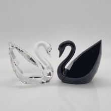 Lade das Bild in den Galerie-Viewer, SWAROVSKI Soulmates Schwäne, Crystal und Jet 5075864 oU
