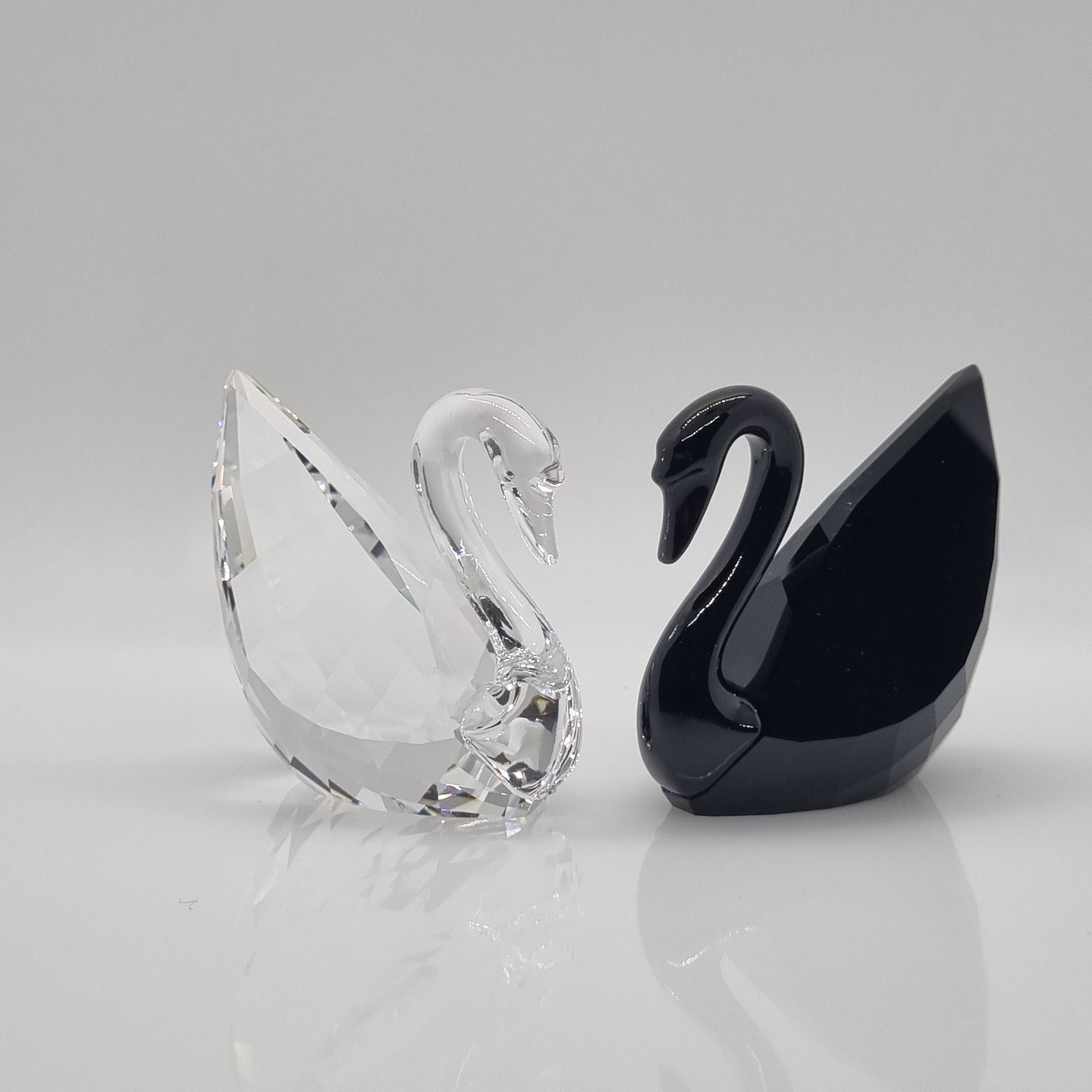 SWAROVSKI Soulmates Schwäne, Crystal und Jet 5075864 oU