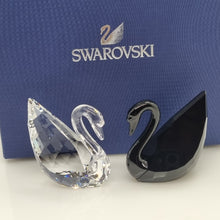 Lade das Bild in den Galerie-Viewer, SWAROVSKI Soulmates Schwäne, Crystal und Jet 5075864 oU
