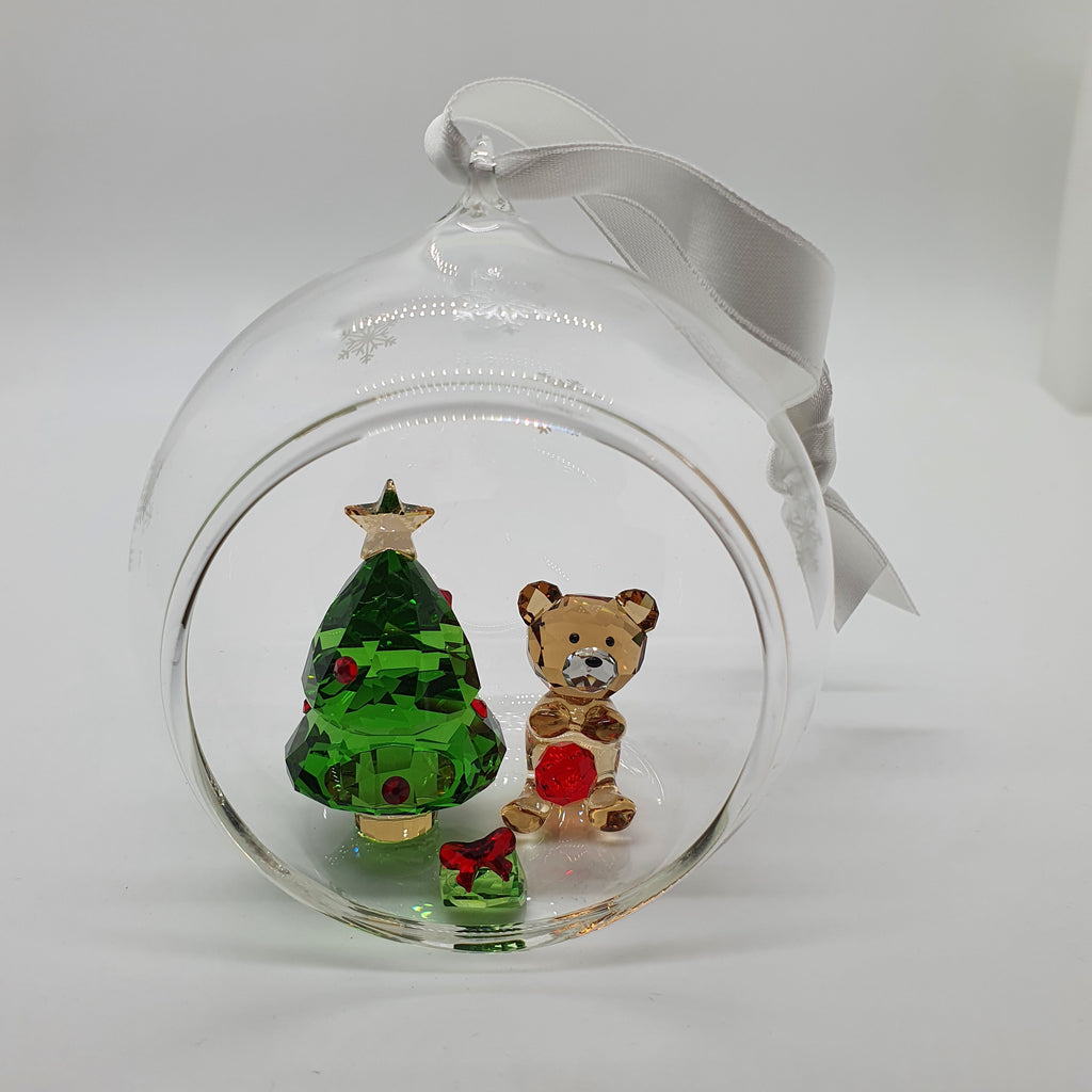 SWAROVSKI Weihnachtskugel Weihnachtsszene Teddybär 5533942