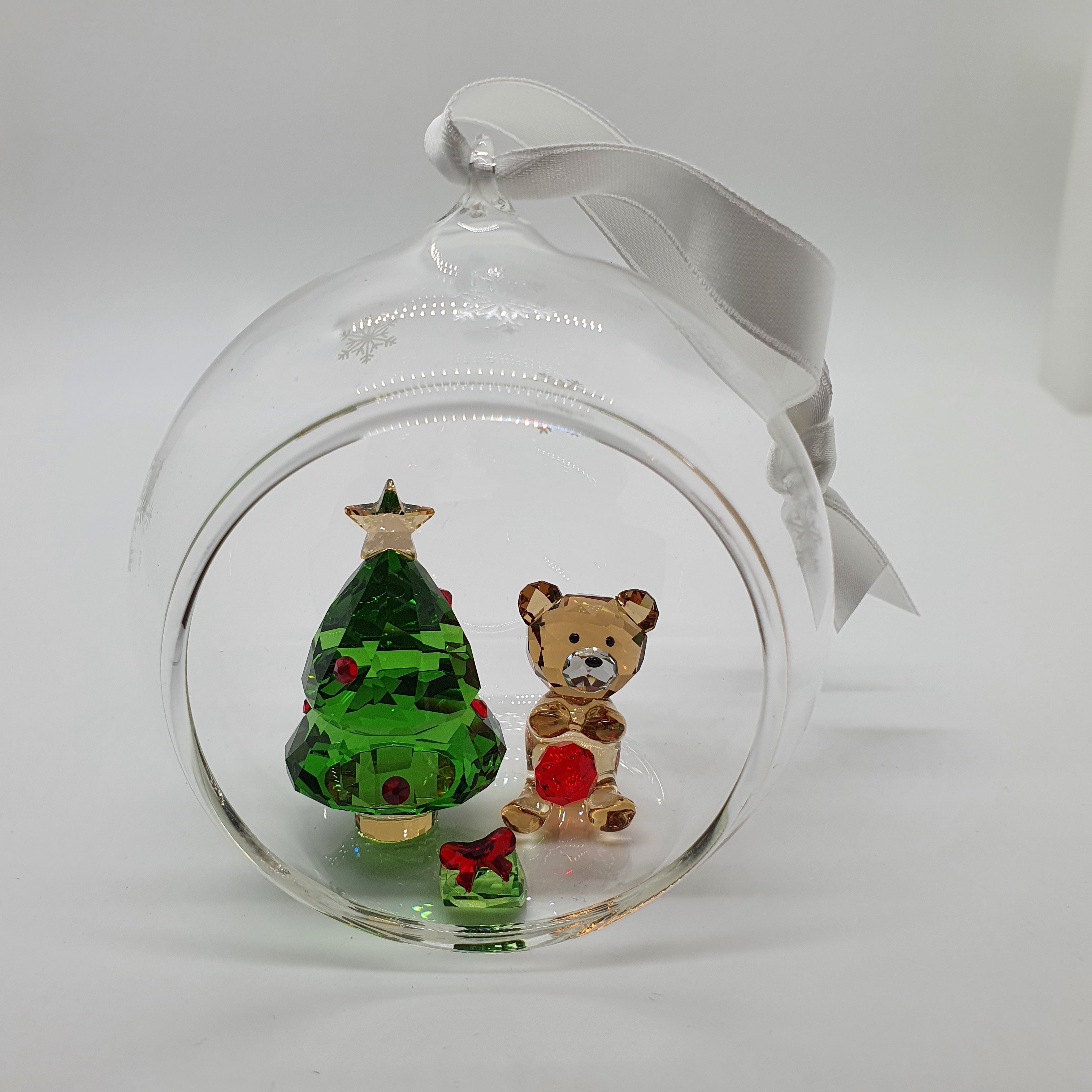 SWAROVSKI Weihnachtskugel Weihnachtsszene Teddybär 5533942