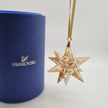 Lade das Bild in den Galerie-Viewer, SWAROVSKI Weihnachtsstern Stern Ornament Gold Golden Shadow Mittel 5064260
