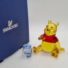 Lade das Bild in den Galerie-Viewer, SWAROVSKI Disney Winnie Puuh mit Honigtopf 1142889
